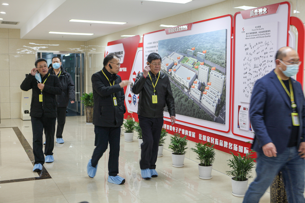 Group leaders visit Huayi micro - electric research and guidance work